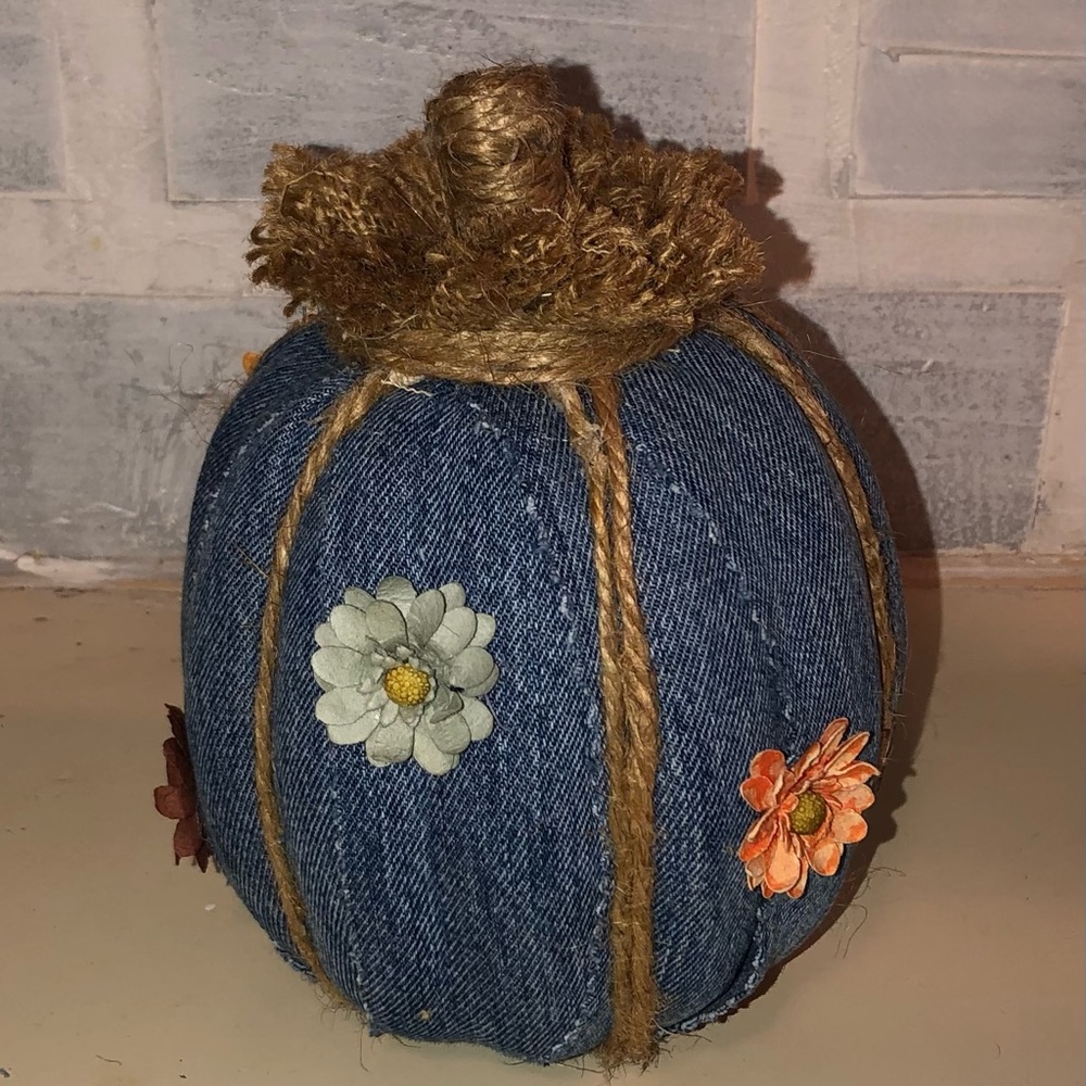 Denim handmade pumpkin with flowers and jute.
8” tall
5.5” wide